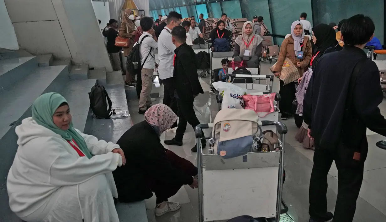 Sebanyak 20 WNI berhasil dievakuasi dari Lebanon dan telah tiba di Bandara Internasional Soekarno-Hatta di Tangerang, Banten, Senin 7 Oktober 2024. (AP Photo/Tatan Syuflana)