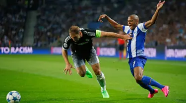 Bek Chelsea, Branislav Ivanovic (kiri) berusaha mengejar bola dari kejaran gelandang porto pada laga Liga Champions di Stadion Dragao, Portugal Rabu (30/9/2015). Porto Menang atas Chelsea dengan skor 2-1. (Reuters/Rafael Marchante)