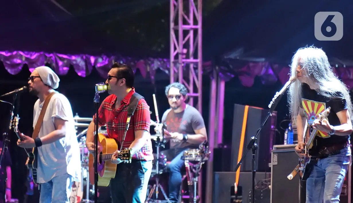 Kelompok musik Naif beraksi dalam acara The 90's Festival di Jakarta, Sabtu (23/11/2019). Naif tampil memukau di depan penggemarnya dengan membawakan hitsnya seperti Mobil Balap, Karena Kau Cuma Satu, Benci Untuk Mencinta dan Pusaka Sejuta Umat Manusia di Dunia. (Liputan6.com/Herman Zakharia)