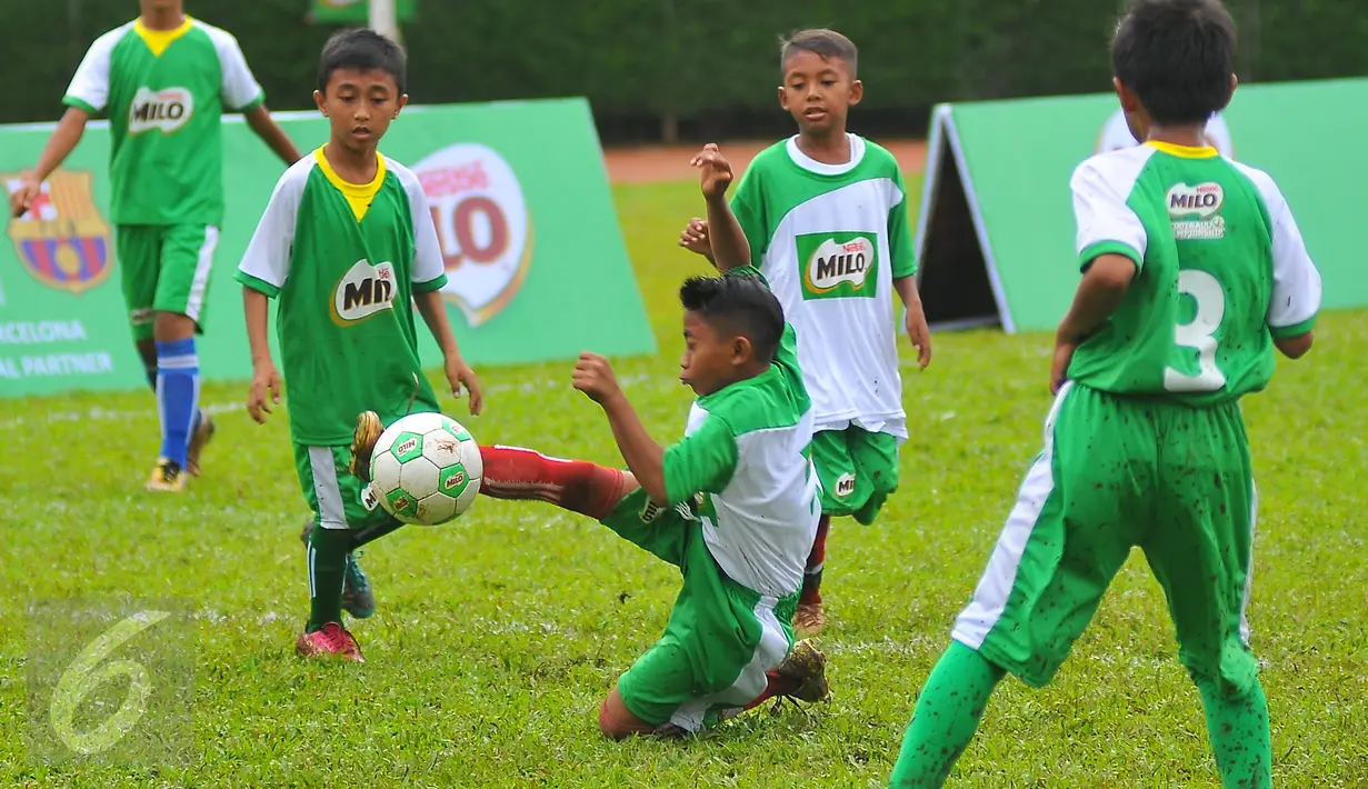Sejumlah siswa SD melakukan pertandingan sepak bola di ajang Milo Football Championship 2017 di Jakarta, Sabtu (18/2). (Liputan6.com/Angga Yuniar)