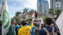 Massa aksi dari BEM Seluruh Indonesia (BEM SI) saat aksi di kawasan Patung Kuda, Jakarta, Jumat (28/10/2022). Dalam aksinya mereka menuntut penolakan kenaikan harga BBM hingga penyelesaian pelanggaran HAM masa lalu. (Liputan6.com/Faizal Fanani)