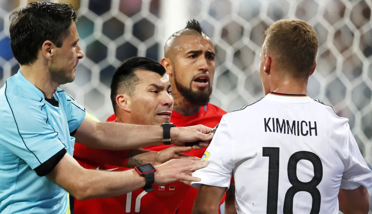 Gelandang Jerman, Joshua Kimmich, bersitegang dengan pemain Cile, Arturo Vidal pada laga final Piala Konfederasi 2017 di Stadion Saint Petersburg, Rusia, Minggu (3/7/2017). Jerman menang 1-0 atas Cile. (EPA/Yuri Kochetkov)
