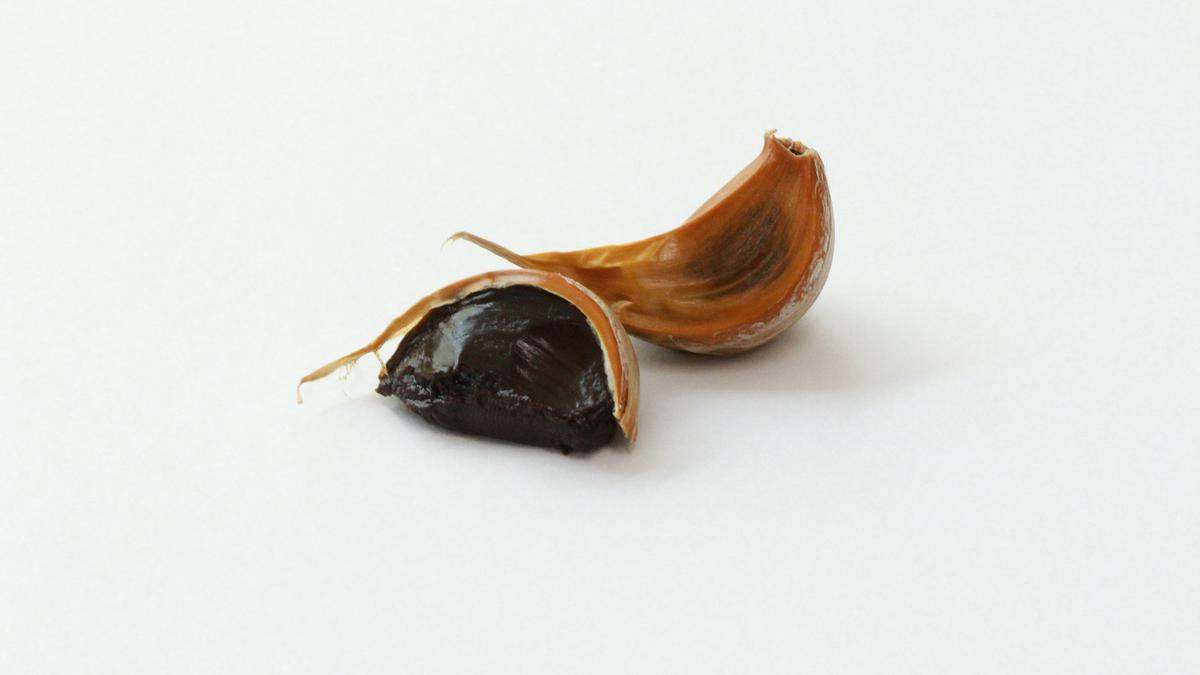 5 Khasiat Kesehatan Bawang Hitam yang Lebih Efektif dibandingkan Bawang Putih