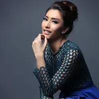 Eksklusif Tyas Mirasih. (Fotografer: Galih W. Satria, Digital Imaging: Muhammad Iqbal Nurfajri Make up and Hair do by Cindy Febriani/Bintang.com)