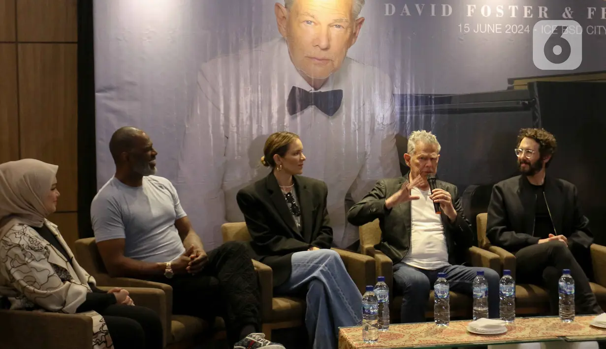 Musisi David Foster (kedua kanan) saat menggelar jumpa pers di Indonesia Convention Exhibition (ICE) BSD, Kabupaten Tangerang, Banten, Sabtu (15/6/2024). (Liputan6.com/Herman Zakharia)