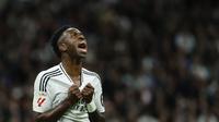 Ekspresi jengkel pemain Real Madrid, Vinicius Junior saat laga lanjutan Liga Spanyol 2024/2025 melawan Barcelona di Santiago Bernabeu, Madrid, Spanyol, Minggu (27/10/2024) WIB. (AFP/Oscar Del Pozo)