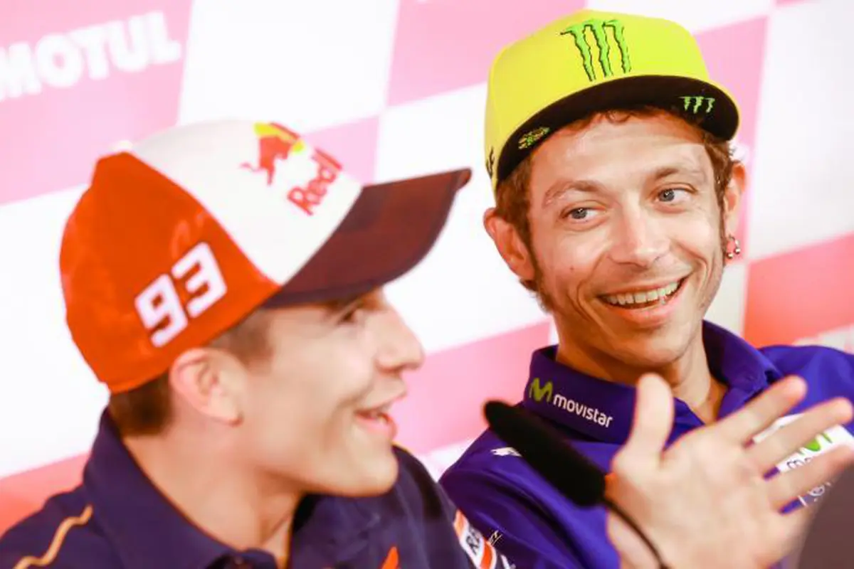 Marc Marquez dan Valentino Rossi (kanan)