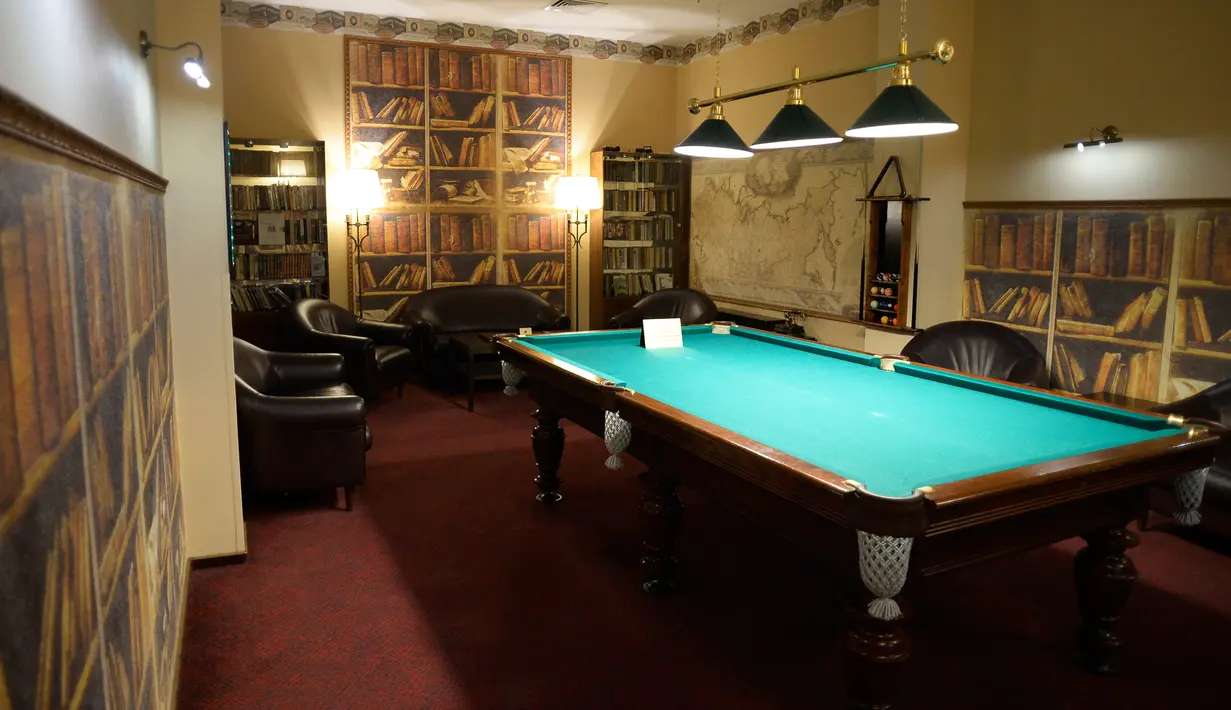 Fasilitas ruang perpustakaan yang dimiliki Hotel New Peterhof, St. Petersburg, Rusia, Jumat (2/3). Hotel tersebut akan menjadi markas penggawa tim nasional (Timnas) Korea Selatan selama Piala Dunia 2018. (AFP PHOTO / Olga MALTSEVA)