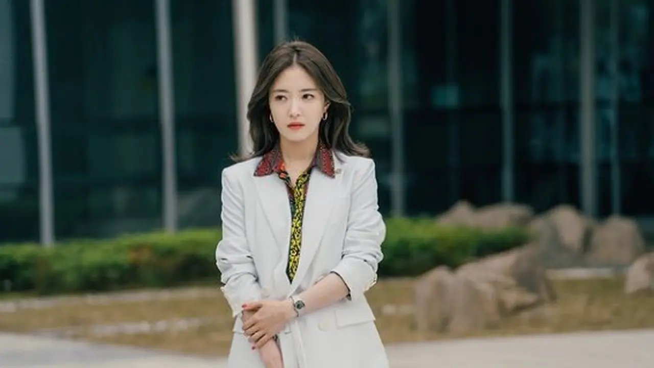 Inspirasi Gaya Modis Lee Se Young di Drakor The Law Cafe