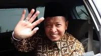 Mantan Ketum PPP Hamzah Haz juga terlihat mendatangi gedung KPK, Jakarta, Senin (27/4/2015). Mantan wapres RI itu mengaku kedatangannya untuk menjenguk mantan Ketum PPP, Suryadharma Ali (SDA). (Liputan6.com/Helmi Afandi)