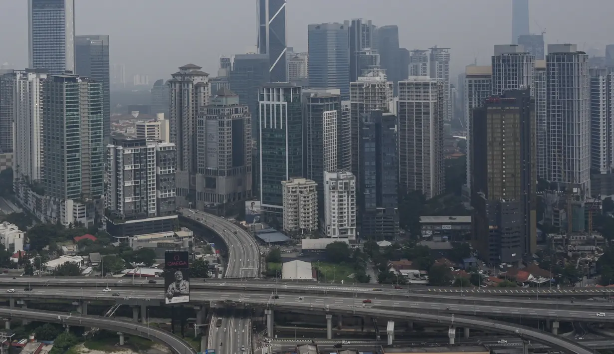 Suasana lalu lintas saat kabut asap menyelimuti kota Kuala Lumpur, Malaysia (11/9/2019). Kualitas udara turun ke tingkat "tidak sehat" di  sekitar Kuala Lumpur, menurut indeks polusi udara pemerintah. (AFP Photo/Mohd Rasfan)