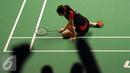 Ganda campuran Korea Selatan, Kim Ha Na terduduk saat laga melawan Tontowi Ahmad/Liliyana Natsir di Total BWF World Championships 2015 di Istora Senayan, Jakarta, Jumat (14/8/2015). Tontowi/Liliyana unggul 21-8. 21-15. (Liputan6.com/Helmi Fithriansyah)