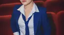 Prilly tampil maskulin mengenakan setelan jas biru dengan kemeja putih layaknya pekerja kantoran [@prillylatuconsina96]