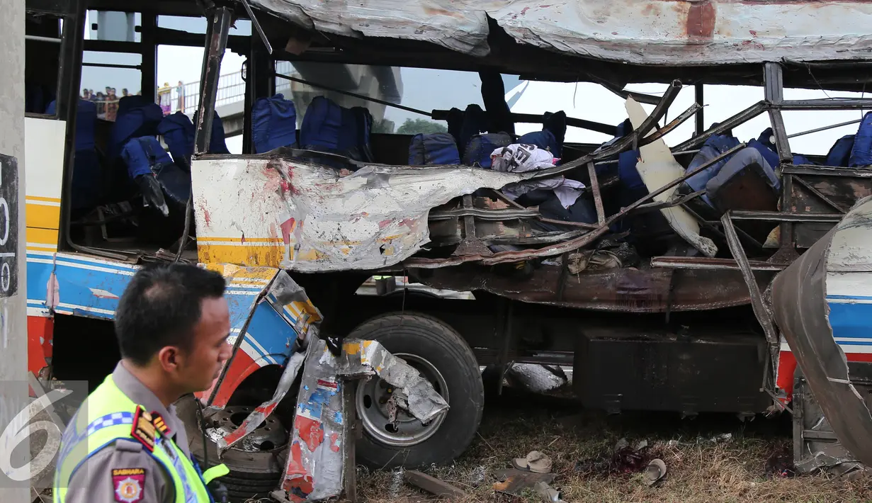 Penampakan bus PO Rukun Sayur yang menghantam tiang jembatan penyebrangan di KM 202, Jawa Barat, Selasa (14/7/2015). Kecelakaan tersebut menyebabkan 11 orang tewas dan 27 luka - luka. (Liputan6.com/Herman Zakharia)