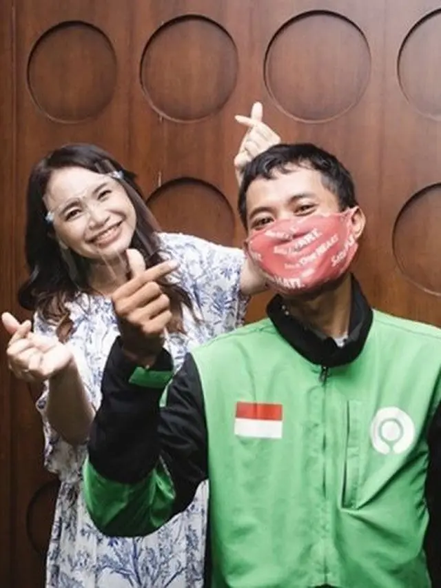 6 Potret Seleb Naik Ojek Online, Driver Bahagia Banget