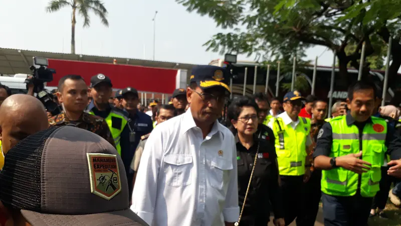 Menhub Budi Karya Sumadi dan Menkes Nilla Moeloek meninjau persiapan mudik di Bandara Internasional Soekarno Hatta, Kota Tangerang, Minggu (26/5/2019).  Liputan6.com/Pramita