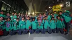 Menpora, Imam Nahrawi (tengah belakang) bersama pemain Timnas Indonesia U-16 berfoto usai penyambutan di Bandara Soetta, Tangerang, Kamis (15/2). Timnas U-16 berhasil menjuarai turnamen Jenesys di Jepang. (Liputan6.com/Helmi Fithriansyah)