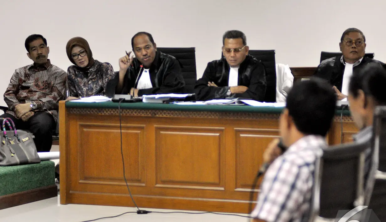 Kuasa hukum Romi Herton dan Masyitoh bertanya pada saksi saat menjalani sidang lanjutan di Pengadilan Tipikor, Jakarta, Kamis (4/12/2014). (Liputan6.com/Miftahul Hayat)