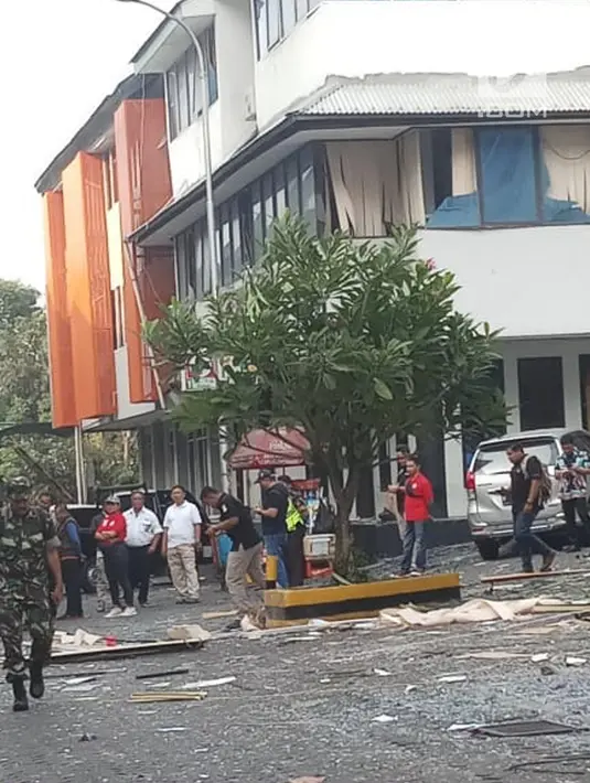 Petugas berjalan dekat puing-puing di lokasi ledakan yang terjadi di kawasan Ruko Grand Wijaya, Kebayoran Baru, Jakarta Selatan, Kamis (12/7). Peristiwa itu mengakibatkan satu ruko rusak berat dan sebuah mobil rusak. (Liputan6.com/Ady Anugrahadi)