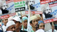 Sejumlah anggota Front Pembela Islam (FPI) Kalbar berunjukrasa menuntut pembubaran Ahmadiyah di DPRD Provinsi Kalbar di Pontianak. (Antara)