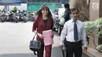 Artis Kirana Larasati didampingi kuasa hukumnya tiba di Pengadilan Agama Jakarta Selatan, Kamis (13/7). Sidang gugatan cerai antara Kirana dan Tama Gandjar hari ini bergulir kembali dengan agenda pembuktian dan putusan. (Liputan6.com/Herman Zakharia)