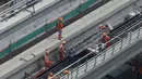 Pekerja menyelesaikan proyek pembangunan LRT di Kuningan, Jakarta, Rabu (18/12/2019). BPJS Ketenagakerjaan mencatat baru menjangkau 58 persen peserta atau 53 juta dari 90 juta angkatan kerja yang diperkirakan memenuhi syarat sebagai peserta atau eligible sampai tahun 2020. (Liputan6.com/AnggaYuniar)