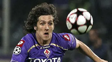 Aksi dari striker Fiorentina, Stevan Jovetic dalam partai kontra Liverpool di kancah Liga Champions pada 29 September 2009 di Artemio Franchi. AFP PHOTO/FABIO MUZZI