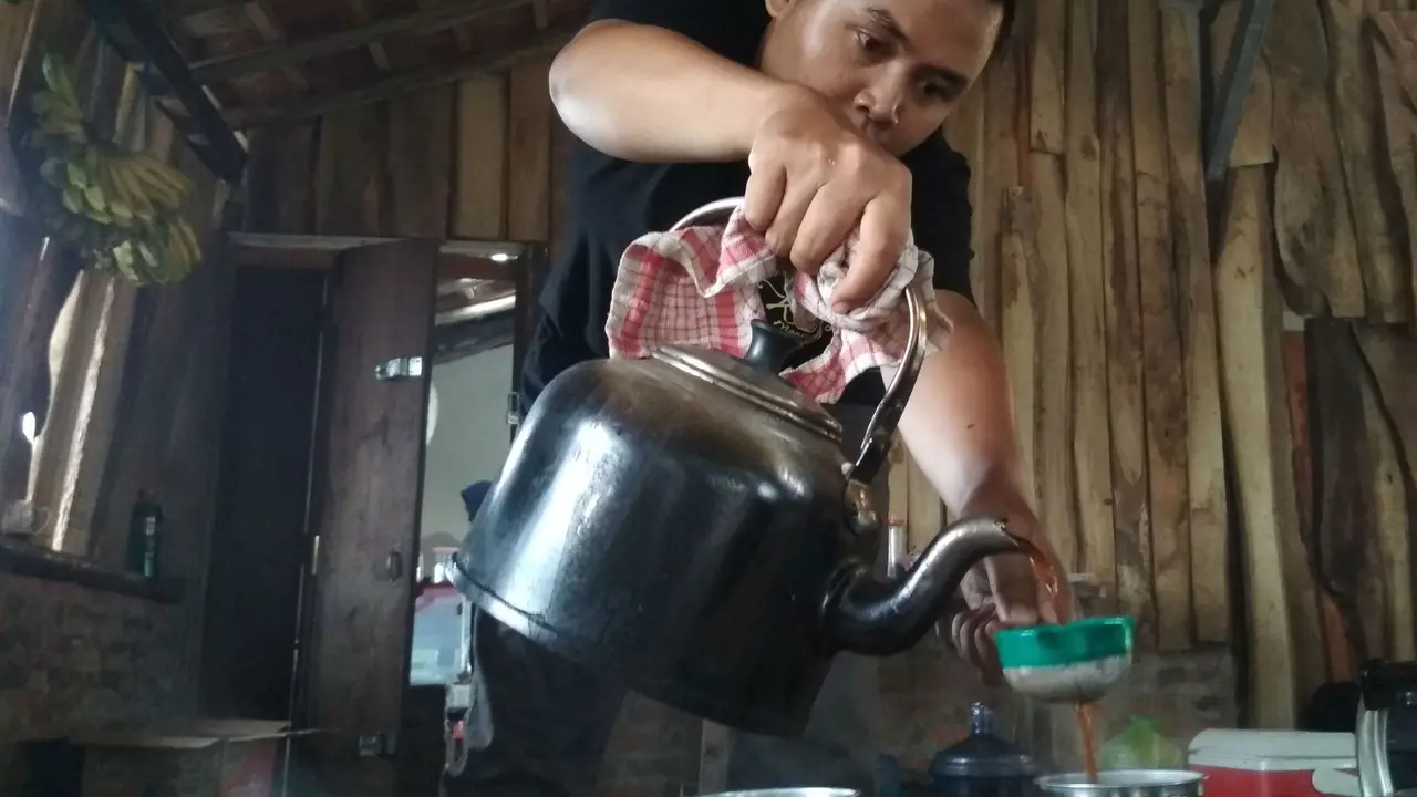 Pagi Menikmati Kopi Manis Ditepi Sawah Cirebon