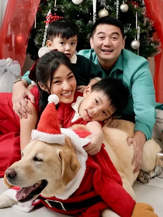 Bernuansa merah hijau, foto keluarga Chef Arnold dan Tiffany Soetanto terlihat begitu hangat. Terlebih dengan kehadiran Butter yang mengenakan busana Santa [@tiffanysoetanto]
