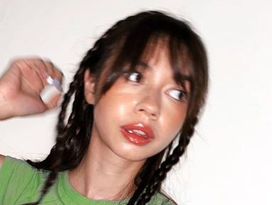 Yuki Kato memang dikenal aktif membagikan aktivitasnya di media sosial. Tak terkecuali dengan selfie cantiknya. Wanita kelahiran Malang tanggal 2 April 1995 ini mengaku narsis. Alhasil, foto yang ia jepret sendiri kerap diunggahnya ke laman Instagram pribadinya. Seperti potret kenarsisannya yang satu ini. (Liputan6.com/IG/@yukikt)