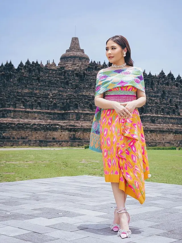 Adu Gaya Prilly Latuconsina dan Shenina Cinnamon dalam Balutan Tenun Warna-Warni di FFI