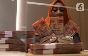 Teller menghitung mata uang Rupiah di Jakarta, Kamis (16/7/2020). Bank Indonesia mencatat nilai tukar Rupiah tetap terkendali sesuai dengan fundamental. (Liputan6.com/Angga Yuniar)