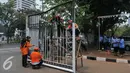 Sejumlah pegawai pemerintah Provinsi DKI mengecat pagar Monumen Nasional (Monas) di Jakarta, Selasa(10/11). Pengecetan pagar Monas dilaksanakan dalam rangka memperingati Hari Pahlawan yang jatuh pada tanggal 10 November. (Liputan6.com/Gempur M Surya)