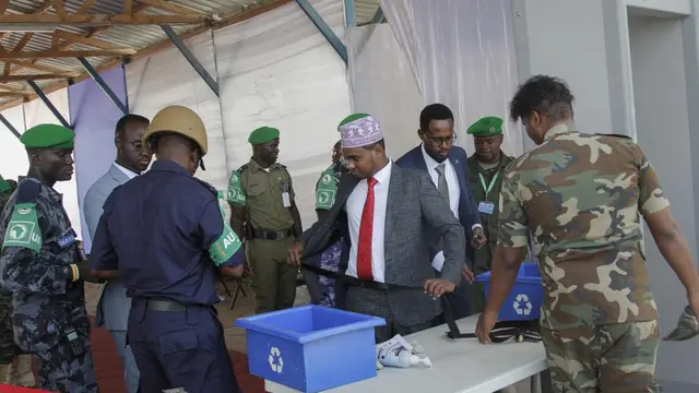 Anggota parlemen Somalia memberikan suara mereka dalam pemilihan presiden, di kamp militer Halane yang dilindungi oleh pasukan penjaga perdamaian Uni Afrika, di Mogadishu, Somalia Minggu, 15 Mei 2022. (AP Photo/Farah Abdi Warsameh)