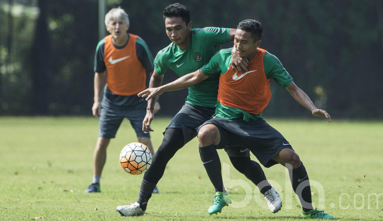 Bek Timnas Indonesia U-22, Ricky Fajrin, berusaha melewati Bagas Adi saat latihan di Lapangan SPH Karawaci, Banten, Kamis (20/4/2017). (Bola.com/Vitalis Yogi Trisna)