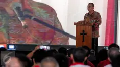 Sekretaris Jenderal Kementerian Hukum dan Hak Asasi Manusia Bambang Rantam Sariwanto memberi sambutan saat menghadiri peryaan paskah di Lapas Kelas 1 Cipinang, Jakarta, Minggu (23/4). (Liputan6.com/Faizal Fanani)