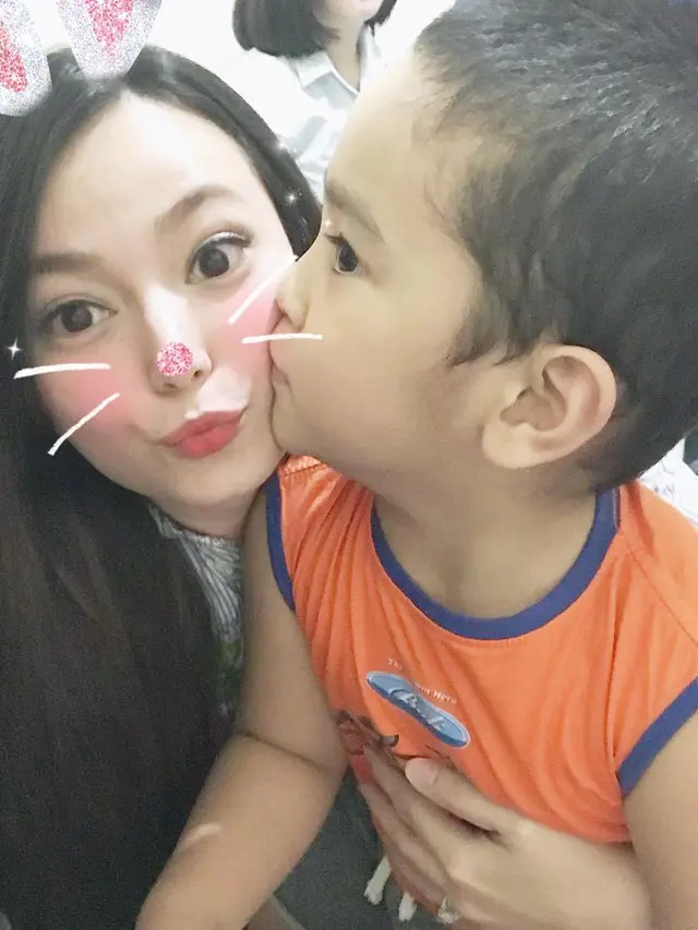 7 Momen Asmirandah Momong Putra Donnie Eks Ada Band, Bak Anak Kandung