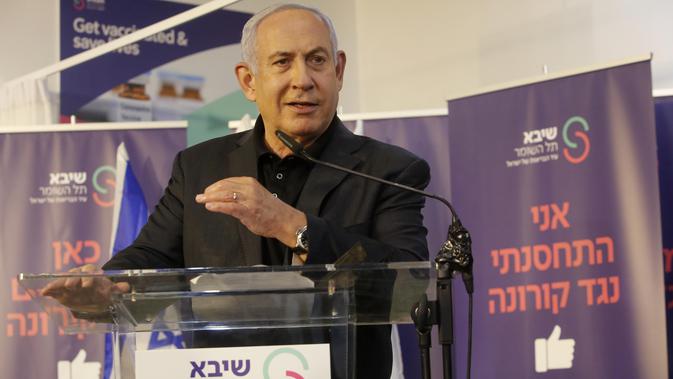 Perdana Menteri Israel Benjamin Netanyahu berbicara setelah menerima vaksin COVID-19 di Pusat Medis Sheba, Kota Ramat Gan, Israel, 19 Desember 2020. Vaksinasi virus COVID-19 untuk Netanyahu ditayangkan secara langsung di televisi pada Sabtu (19/12) malam. (Xinhua/Gil Cohen Magen)