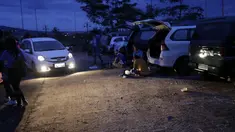 Bobotoh menikmati hidangan buka puasa dekat Stadion Gelora Bandung Lautan Api sebelum laga Torabika SC 2016  Persib melawan Mitra Kukar, Bandung, Sabtu (18/6/2016). (Bola.com/Nicklas Haoatubun)