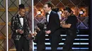 Lena Waithe saat menerima trofi di atas panggung Emmy Awards 2017 di Los Angeles, Minggu (17/9). Lena Waithe menjadi perempuan kulit hitam pertama yang meraih Emmy Awards dari kategori Best Comedy Writing. (Phil McCarten/Invision/AP Images)