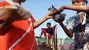 Anak-anak bermain dengan burung merpati di kawasan Tanah Abang, Jakarta, Selasa (23/7/2019). Pada peringatan Hari Anak Nasional yang jatuh 23 Juli, masih banyak anak-anak Indonesia yang belum dapat memiliki ruang bermain layak. (Liputan6.com/Immanuel Antonius)