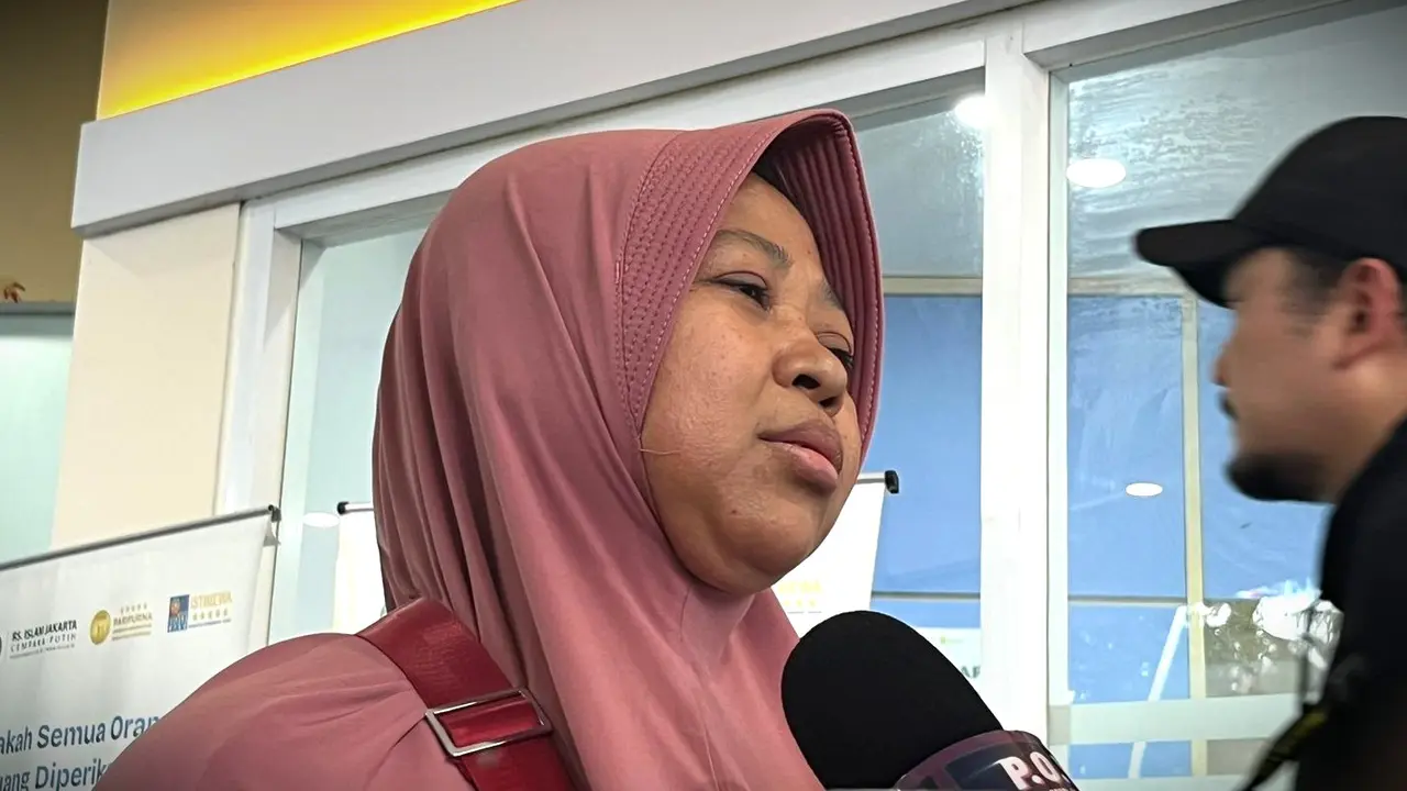 Seorang ibu bernama Mistri, di mana anaknya menjadi korban ledakan di SMAN 72 Jakarta.