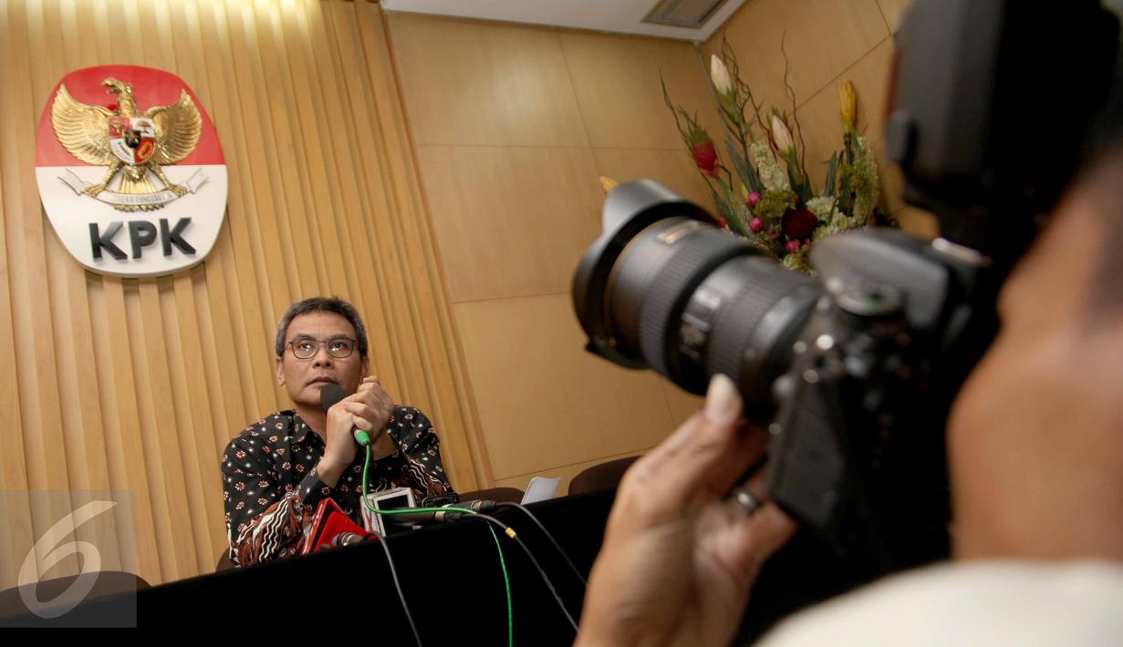 Johan Budi memberikan keterangan pers terkait penetapan Bupati Morotai, Rusli Sibuea sebagai tersangka, Jakarta, Jumat (26/6/2015). Penetapan tersangka ini berdasarkan hasil pengembangan kasus Akil Mochtar. (Liputan6.com/Helmi Afandi) 