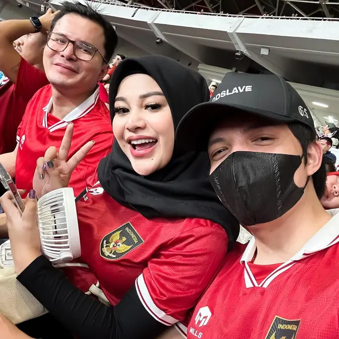 Kemesraan Atta Halilintar dan Aurel Hermansyah nonton bola di Stadion GBK.