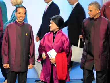 Presiden Jokowi bersama Iriana dan Obama bersiap berpose saat Family Photo KTT APEC 2014 di Beijing, Senin (10/11/2014) (Antara Foto/Setpres)