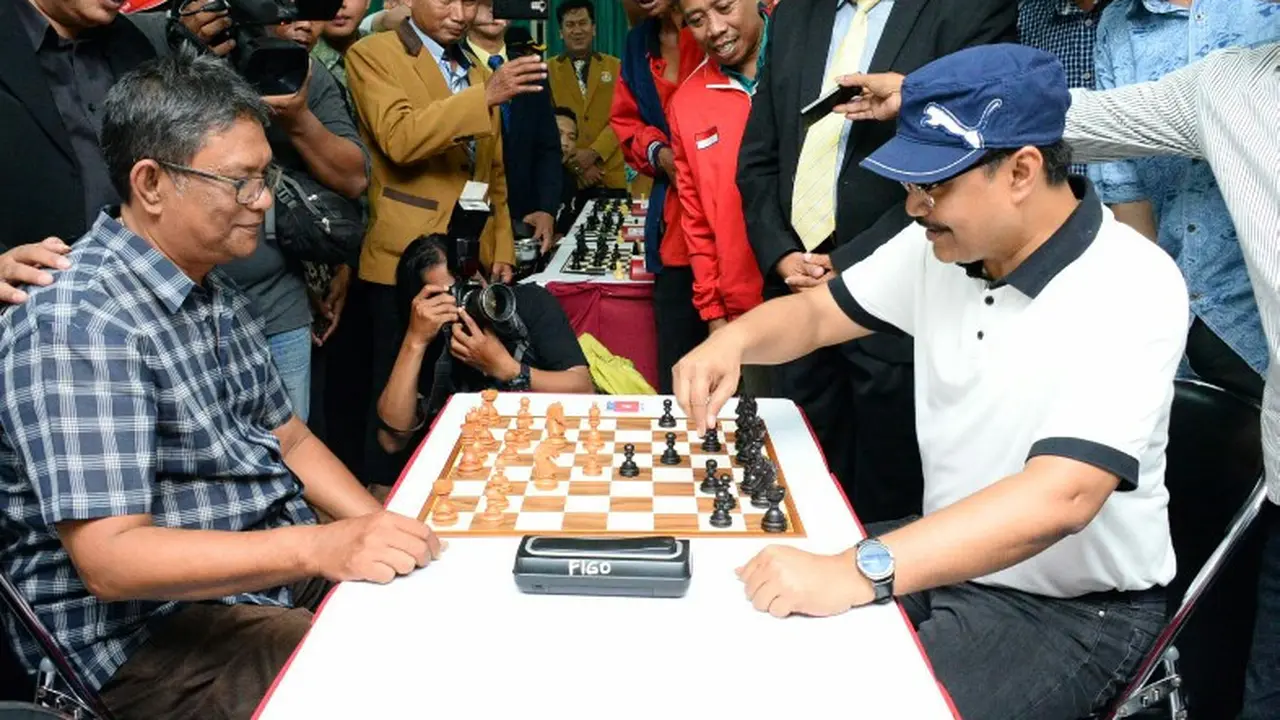 Wakil Gubernur Jawa Timur Drs H Saifullah Yusuf, atau Gus Ipul (kanan), membuka Perang Bintang Turnamen Catur Senior dan Yunior se-Jatim di Asrama Haji Sukolilo Surabaya, Sabtu (25/3/2017).