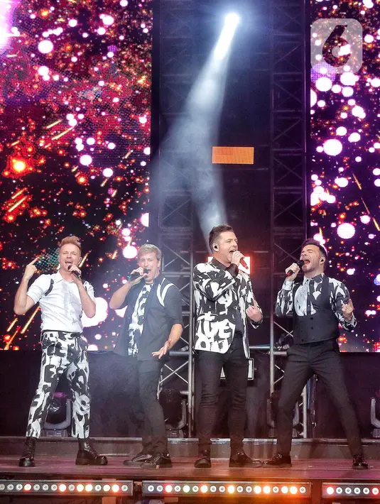 Grup boyband Westlife tampil pada konsernya yang bertajuk “Westlife The Wild Dreams Tour 2023 Jakarta” di Stadion Madya GBK, Jakarta, Sabtu (11/2/2023). Boyband asal Irlandia itu membuka konser dengan membawakan lagu berjudul "Starlight". (Liputan6.com/Angga Yuniar)