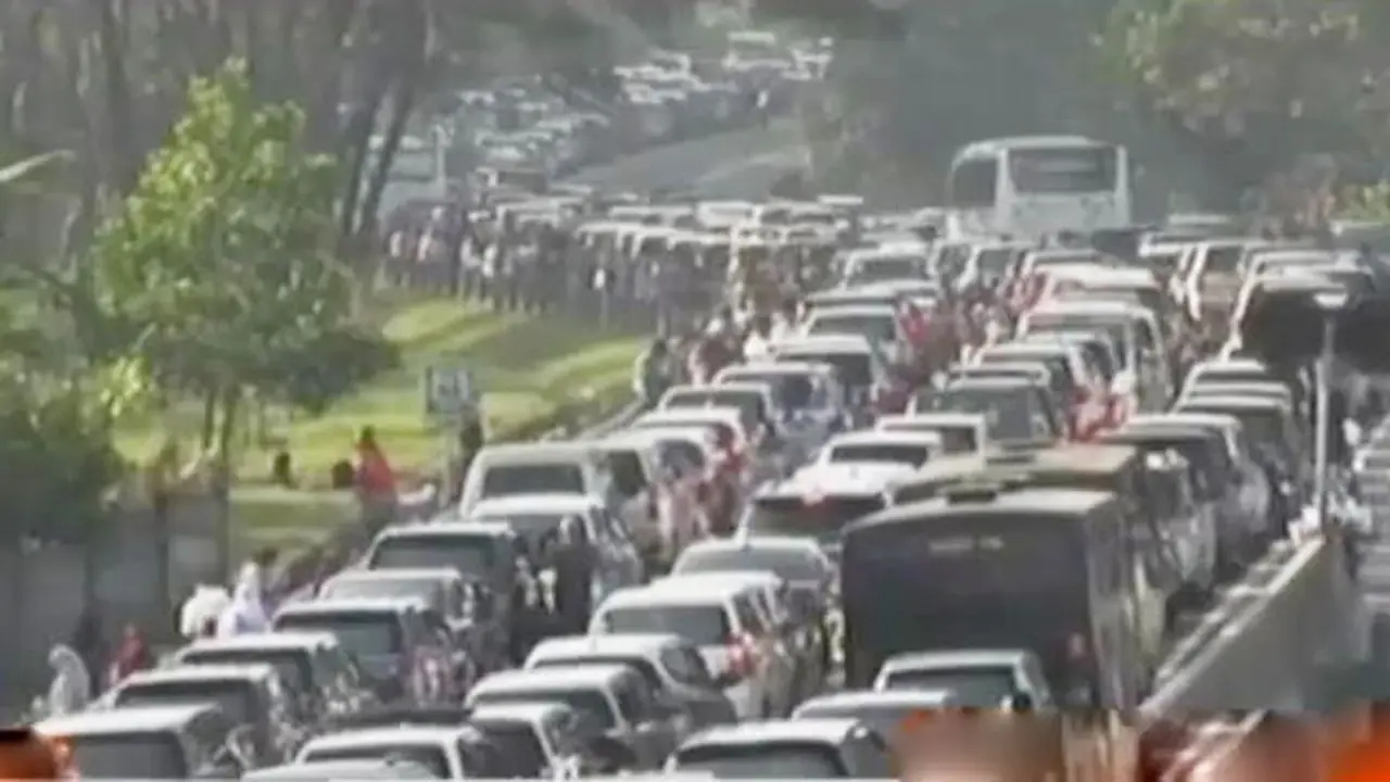 Jalur Puncak Macet Parah hingga Kuliner Khas Lebaran Warga Uighur