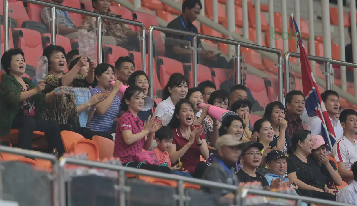 Fans Korea Utara saat memberikan dukungan untuk timnya pada laga PSSI Anniversary Cup 2018 di Stadion Pakansari, Bogor, (03/5/2018). Bahrain menang 4-1. (Bola.com/Nick Hanoatubun)