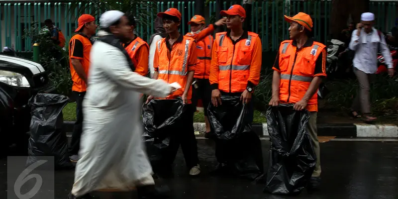 20161202-Petugas Kebersihan Dikerahkan dalam Aksi Damai-Jakarta